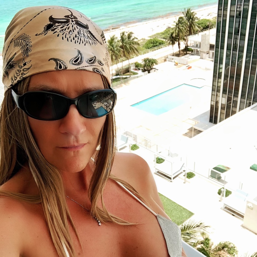 Ambassador ⭐️ Tina, Top Rated Seller & Shipper